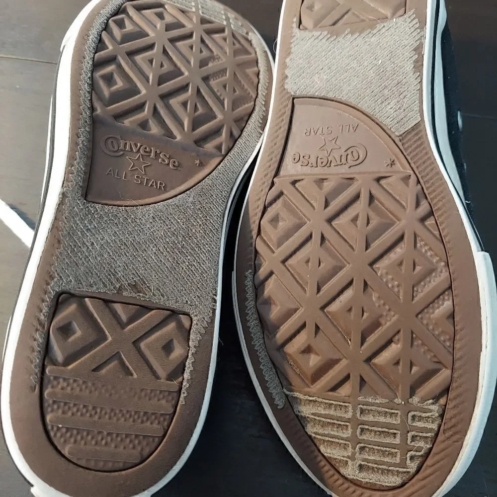 Converse sneakers youth size 3 in good condition